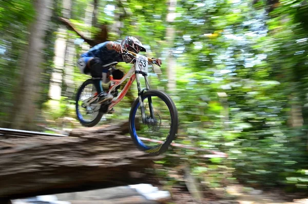 KUANTAN - NOVEMBER 8: unidentified mountain biker in action during training for downhill challenge on November 8, 2014 in Teluk Cempedak, Kuantan, Pahang, Malaysia. — Stock Photo, Image