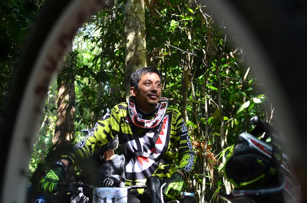 KUANTAN - NOVEMBRO 8: motociclista de montanha não identificado em ação durante o treinamento para o desafio downhill em 8 de novembro de 2014 em Teluk Cempedak, Kuantan, Pahang, Malásia . — Fotografia de Stock