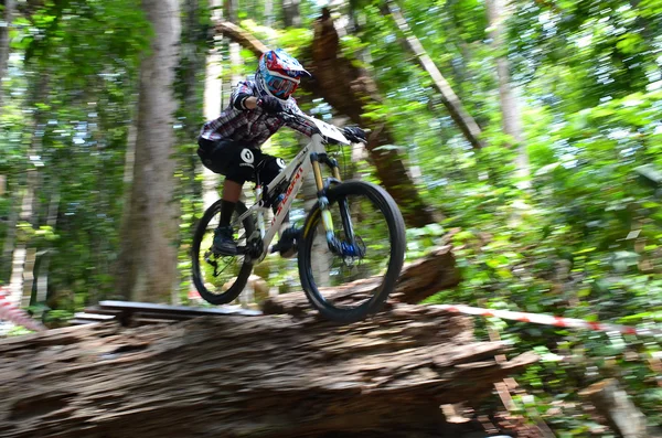 KUANTAN - NOVEMBRO 8: motociclista de montanha não identificado em ação durante o treinamento para o desafio downhill em 8 de novembro de 2014 em Teluk Cempedak, Kuantan, Pahang, Malásia . — Fotografia de Stock