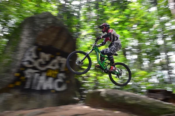 KUANTAN - NOVEMBER 8: unidentified mountain biker in action during training for downhill challenge on November 8, 2014 in Teluk Cempedak, Kuantan, Pahang, Malaysia. — Stock Photo, Image