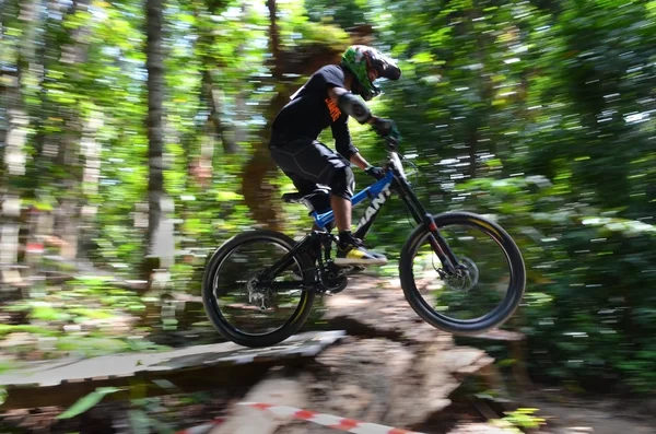 Kuantan - 8 November: oidentifierade mountainbike-åkaren i aktion under utbildning för downhill utmaning den 8 November 2014 i Teluk Cempedak, Kuantan, Pahang, Malaysia. — Stockfoto