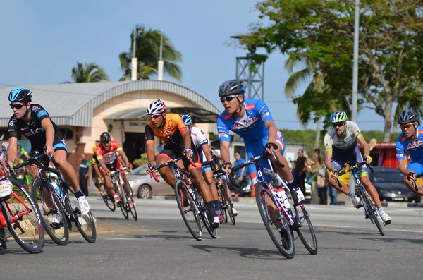 Kuantan - 12. března: skupina cyklistů v akci během fáze pět 2015 Le Tour de Langkawi (Ltdl) na 12 březnu 2015 v Kuantan, Pahang, Malajsie. — Stock fotografie