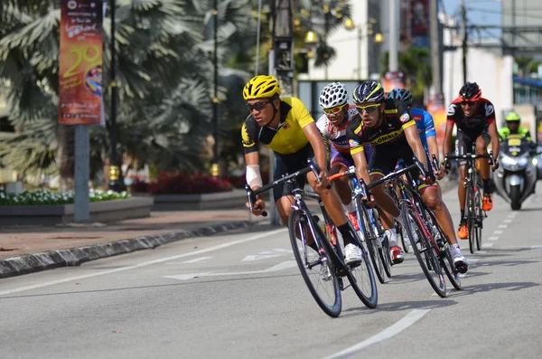 Kuantan - 12 marca: Grupa rowerzystów w czasie pięcioletniego etapu 2015 Le Tour de Langkawi (Ltdl) na 12 marca 2015 w Kuantan, Pahang, Malezja. — Zdjęcie stockowe