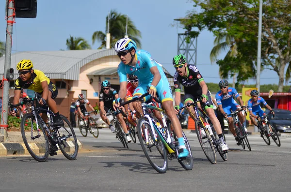 Kuantan - 12 Mart: bisikletçiler eylem aşamasında beş 2015 Le Tour de Langkawi (Ltdl) 12 Mart 2015 tarihinde Kuantan, Pahang, Malezya sırasında bir grup. — Stok fotoğraf