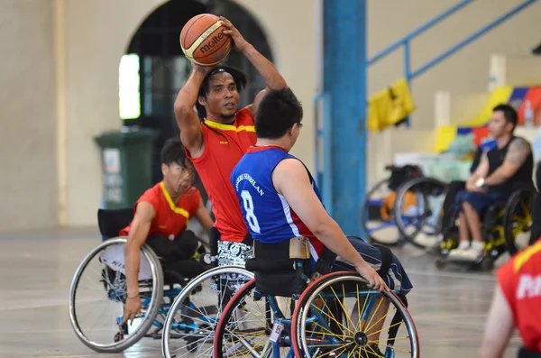 KUANTAN - 10 DE DICIEMBRE: atletas de baloncesto no identificados (hombres) en acción durante el entrenamiento para los Juegos Paralímpicos del 10 de diciembre de 2012 en Kuantan, Pahang, Malasia . — Foto de Stock