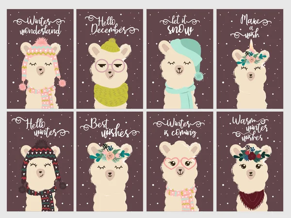 Conjunto de tarjetas de vacaciones con linda llama de dibujos animados y eslogan.. Alpaca con sombrero de punto y bufanda con copos de nieve espalda. Vector, aislado. Hola invierno. ilustración dibujada a mano — Vector de stock