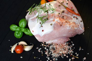 Esmer arka planda çiğ biftek. Taze biberiye, biber, sarımsak, tuz, domates ve fesleğen. Evde yemek pişir. Taze yemek. Üst görünüm.