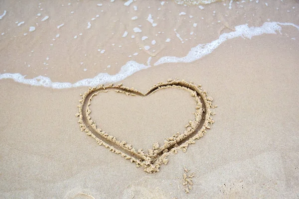 해변의 모래에 가슴이 끌렸지 로맨틱 여행이었지 사랑의 — 스톡 사진