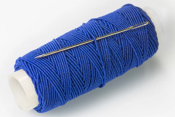 筒管，缝纫在白色背景上的蓝色螺纹 — 图库照片