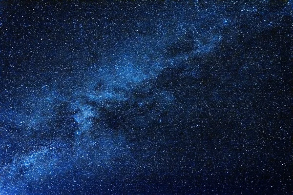 Nefes kesen açık mavi gece gökyüzü Samanyolu ve muazzam miktarda yıldızla.