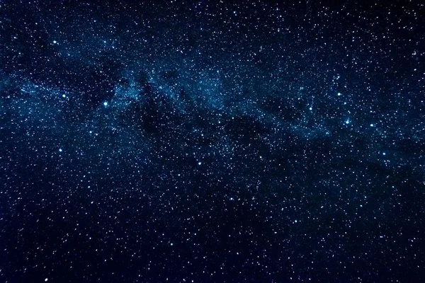Açık gece gökyüzü Samanyolu ve büyük miktarda yıldızla.