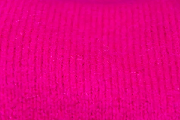 Fuxia renkli, sıcak ve yumuşak örülmüş süveter elementi..