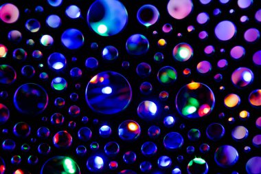 Çok renkli el feneriyle aydınlatılmış soyut dairelerin arkaplanı.