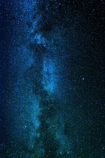 Céu noturno claro surpreendente com forma leitosa e enorme quantidade de estrelas. — Fotografia de Stock