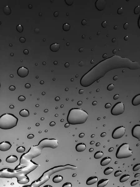 Вода падає в русі через вікно після дощу . — стокове фото