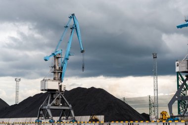 Kömür endüstrisi. Endüstriyel limanda çalışan mavi vinçler.