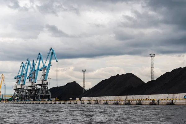 煤炭工业。工业港口的蓝色工作煤机. — 图库照片#
