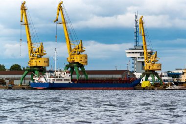 Kömür endüstrisi. Sanayi limanında çalışan sarı kömür turnaları.