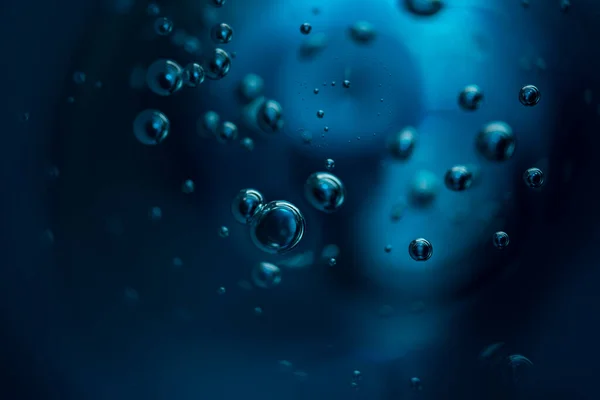 Fond abstrait de bulles de couleur bleu foncé dans le liquide. — Photo