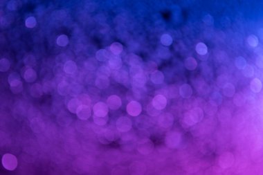 Şeffaf su damlalarının soyut bokeh efekt arka planı gradyan LED ışıkla renklendirilmiş.