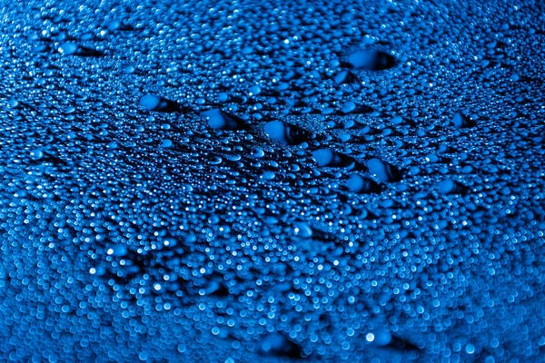 带蓝色LED灯照明的水滴的色彩斑斓的抽象背景. — 图库照片
