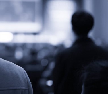 Seyirciler sunumu izliyor. Sahnede kalabalığa konuşma yapan bir sunucu. Yatırımcı sunumu konferansında konuşmacı. Konferans sırasında bulanık sunucu. Seminer fotoğrafı..