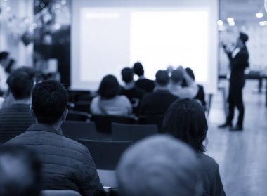 Konferans fotoğrafçısı ve konuşmacı konuşma yapacak. CEO forumunda seminer sunucusu. Eğitim dersinde emlak uzmanı. Yatırımcı sunumu sunum atölyesi resmi.