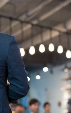 Oditoryumda teknoloji girişimcileri için kurumsal seminer. Geliştirme atölyesine katılan izleyiciler. İcra müdürü sempozyumda konuşma yapıyor. Üniversite konferans salonunda işletme eğitimi.