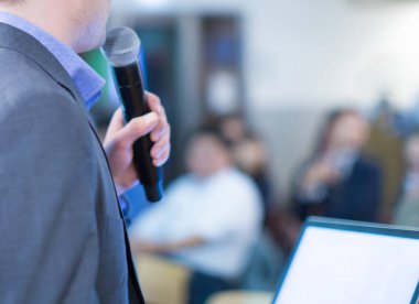 Konferans fotoğrafçısı ve konuşmacı konuşma yapacak. Forum sırasında bir panelde seminer sunucusu. Sahnede satış yöneticisi idari eğitim tartışması. Yatırımcı sunumu.