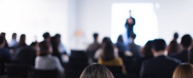 Konferans salonunda ya da seminer toplantısında, iş ve eğitim kavramında seyirciye dik bir bakış açısıyla sahnede. Sözcü iş toplantısında bir konuşma yapacak. Seminer sunum fotoğrafı.