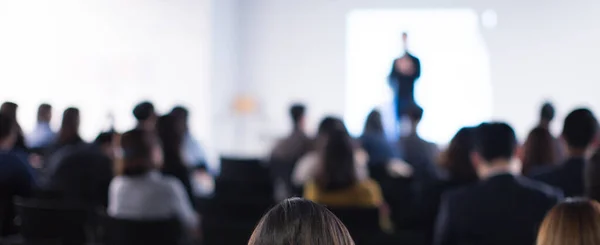 Prelegent Scenie Tylnym Widokiem Publiczności Sali Konferencyjnej Lub Seminarium Koncepcja Obrazek Stockowy