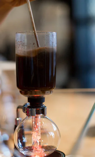 Επαγγελματίας Μπαρίστα Που Φτιάχνει Καφέ Εναλλακτικοί Τρόποι Παρασκευής Καφέ Κοντινό — Φωτογραφία Αρχείου