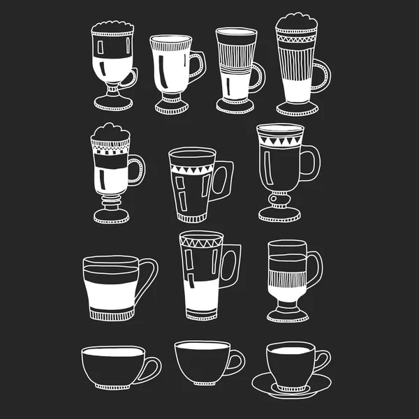 Tazas de café dibujadas a mano sobre fondo negro — Vector de stock