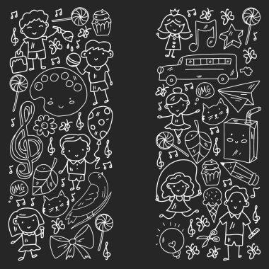 Okul eşyalarıyla vektör deseni. Çevrimiçi internet eğitimi, e-öğrenme.