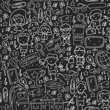 Okul eşyalarıyla vektör deseni. Çevrimiçi internet eğitimi, e-öğrenme.