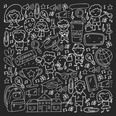 Okul eşyalarıyla vektör deseni. Çevrimiçi internet eğitimi, e-öğrenme.