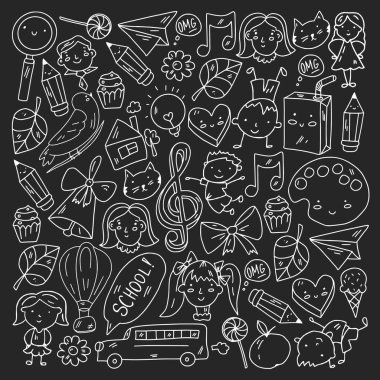 Okul eşyalarıyla vektör deseni. Çevrimiçi internet eğitimi, e-öğrenme.