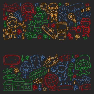 Okul eşyalarıyla vektör deseni. Çevrimiçi internet eğitimi, e-öğrenme.