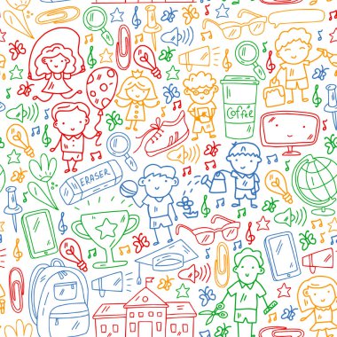 Okul eşyalarıyla vektör deseni. Çevrimiçi internet eğitimi, e-öğrenme.