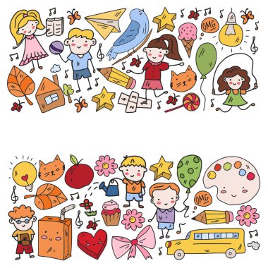 Küçük çocuklar oynar ve büyür. Anaokulu. Çevrimiçi eğitim.