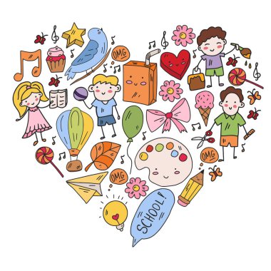 Küçük çocuklar oynar ve büyür. Anaokulu. Çevrimiçi eğitim.