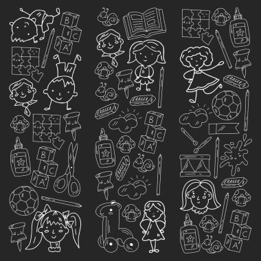 Küçük çocuklar ve oyuncaklarla anaokulu modeli. Yaratıcılık ve hayal gücü.