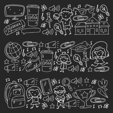 Okul simgeleriyle vektör deseni. E-öğrenme, online eğitim.