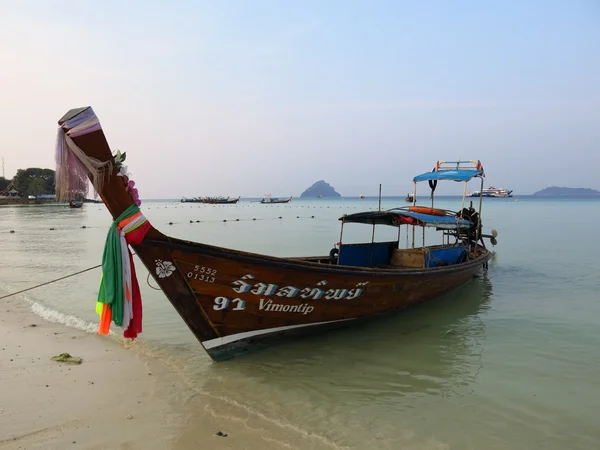 Phi Phi Island - Barca a coda lunga tradizionale, Erawan Palm Resort Thailandia — Foto Stock