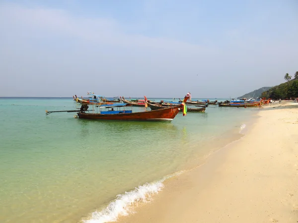 Phi Phi Island - tradycyjne longtail łodzi, Erawan Palm Resort Tajlandia — Zdjęcie stockowe