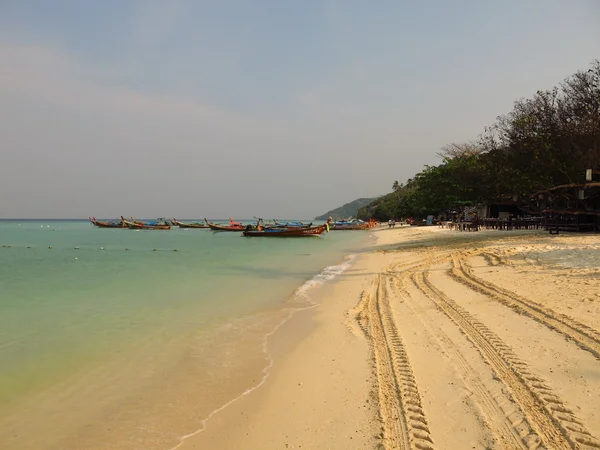 Острів Пхі - традиційні longtail човен, Erawan Палм курортний Таїланд — стокове фото