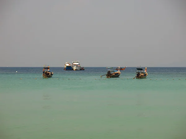 Phi Phi Island - traditionella longtail båt, Erawan Palm Resort Thailand — Stockfoto