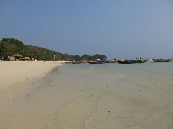 Phi Phi Island - tradycyjne longtail łodzi, Erawan Palm Resort Tajlandia — Zdjęcie stockowe