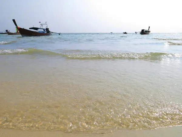 Остров Пхи Пхи - традиционная длиннохвостая лодка, Erawan Palm Resort Thailand — стоковое фото