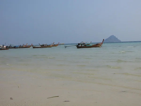 Остров Пхи Пхи - традиционная длиннохвостая лодка, Erawan Palm Resort Thailand — стоковое фото